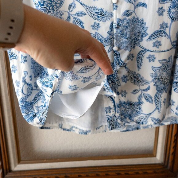 Calvin Klein Women Sz L Blouse Blue & White Floral Chintz Sleeveless VNeck - Picture 3 of 7